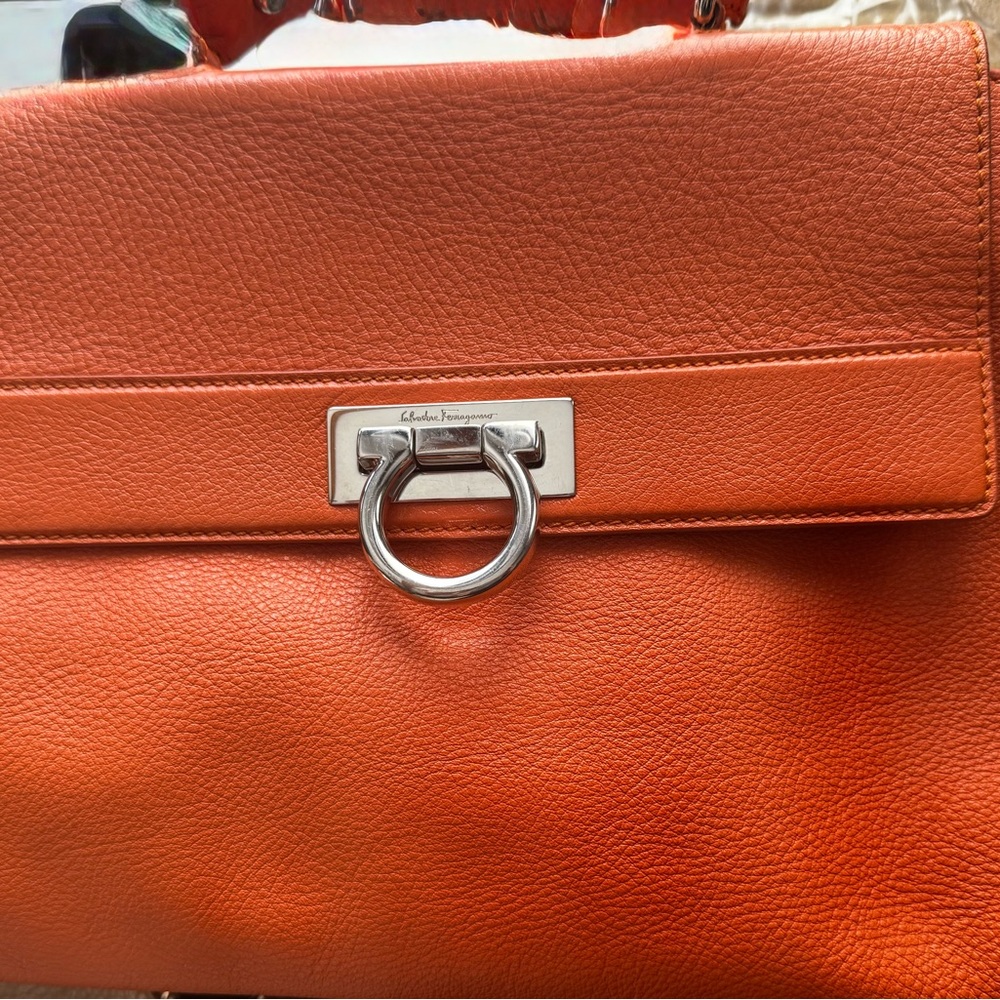 SALVATORE FERRAGAMO
Sofia Medium Calfskin Orange